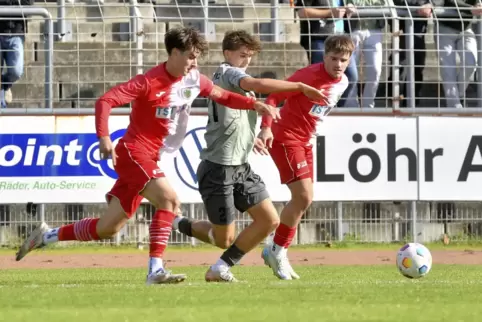 Doppeltorschütze: Adnan Rizvanovic (Mitte) hat es gleich mit Ivan Smiljanic (links) und Pascal Nicklis zu tun.