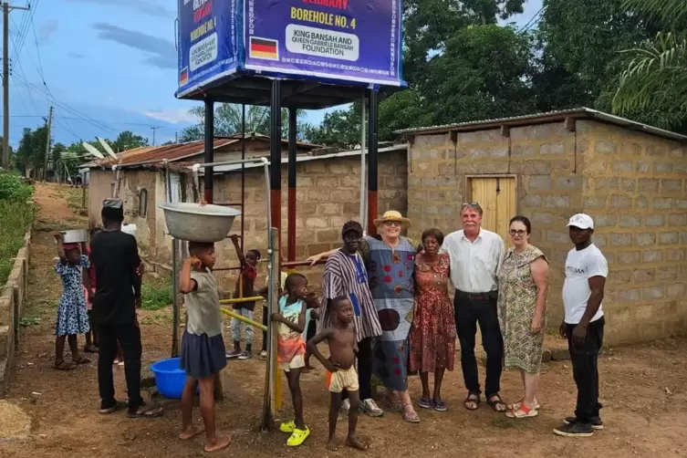 Das Ehepaar Bilfinger hat einen Brunnen f&uuml;r Ghana gestiftet. Mechthild Bilfinger (mit Hut), links neben ihr K&ouml;nig C&eacute;phas Bansah,