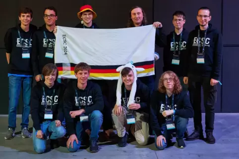 Aaron Dewes (hintere Reihe, Zweiter von rechts) war eines der zehn Teammitglieder, die eigens für den Wettbewerb ausgewählt word Aaron Dewes (hintere Reihe, Zweiter von rechts) war eines der zehn Teammitglieder, die eigens für den Wettbewerb ausgewählt word