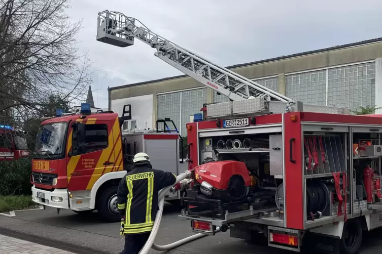 Fast wie bei einem echten Brand. Es ist aber nur die Jahresabschluss&uuml;bung der Feuerwehr an der Schulturnhalle. 