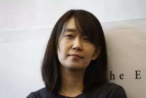 „Intensive Prosa, die sich historischen Traumata stellt und die Zerbrechlichkeit des menschlichen Lebens aufzeigt“: Han Kang. „Intensive Prosa, die sich historischen Traumata stellt und die Zerbrechlichkeit des menschlichen Lebens aufzeigt“: Han Kang.