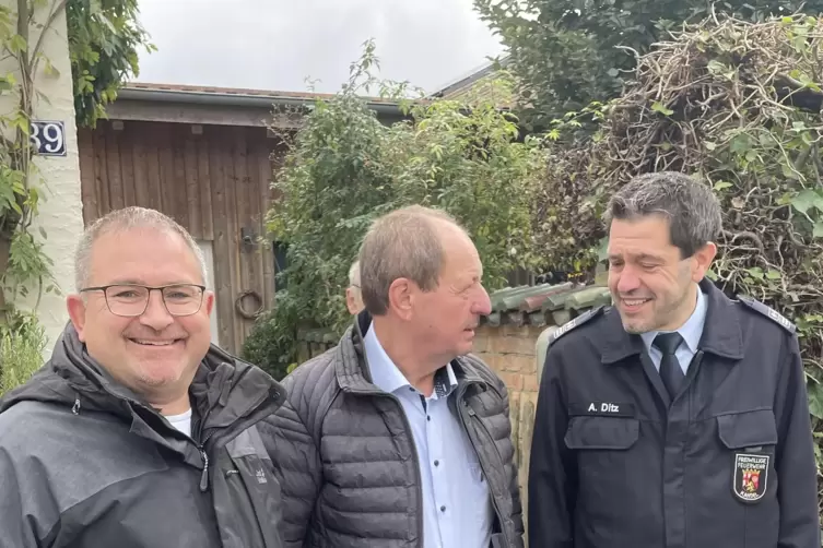 Martin Volz (l.) im Gespr&auml;ch mit Kandels B&uuml;rgermeister Michael Gaudier (CDU) und Wehrleiter Alexander Ditz bei der Jahresabschlu
