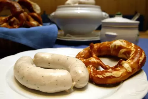 Stehen kulinarisch im Mittelpunkt der Kerwe, bayerische Spezialitäten wie Weißwürfte, Brezn und süßer Senf.