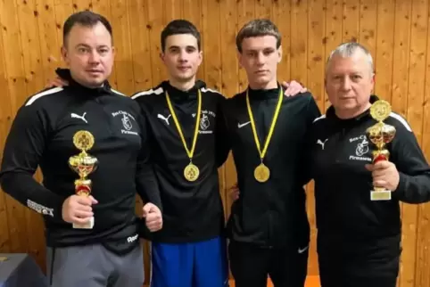 Wollen deutsche U22-Meister werden: Ivan Ahapov (Zweiter von links) und Egor Lukianchenko (Dritter von links) vom BC Pirmasens, 
