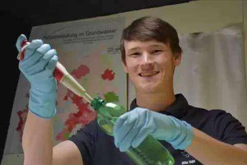 Milan Toups analysiert eine Brunnenwasserprobe.