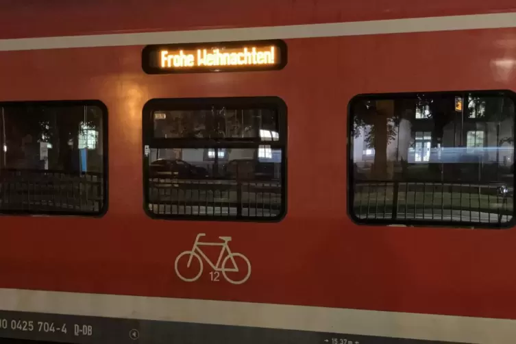 Wo normalerweise das Fahrziel steht, ist bei dieser S-Bahn ein Wunsch zu lesen. 