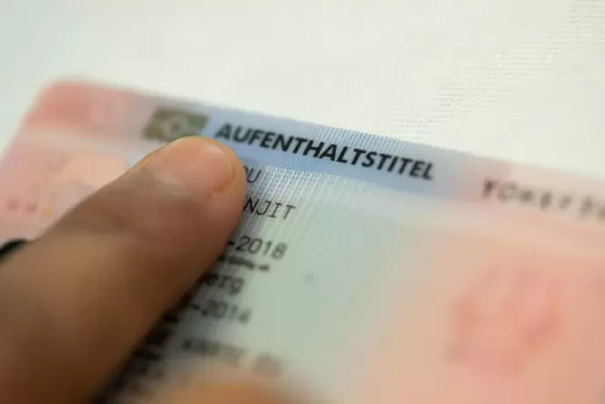 Kleine Plastikkarte, große Wirkung: Der Aufenthaltstitel ist für Ausländer in Deutschland ein wichtiges Ausweisdokument. Kleine Plastikkarte, große Wirkung: Der Aufenthaltstitel ist für Ausländer in Deutschland ein wichtiges Ausweisdokument.