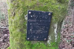 An den Friedhof erinnert ein Gedenkstein, der 1992 aufgestellt wurde. An den Friedhof erinnert ein Gedenkstein, der 1992 aufgestellt wurde.