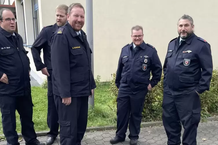 Den Brand- undKatastrophenschutzinspekteur des Kreises, Mike Sch&ouml;nlaub (Mitte), soll in K&uuml;rze ein Hauptamtlicher abl&ouml;sen. 