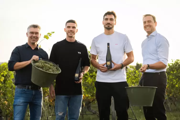 Philipp Kuhn, Robin Gosens, Mats Hummels und Hans Oliver Spanier (von links nach rechts) pr&auml;sentieren ihren Wein &bdquo;Herbstmeister&ldquo;