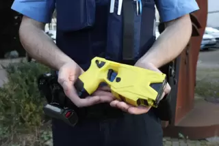 Einer der ersten Taser der Landauer Polizei. 
