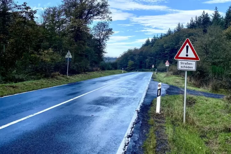 Auf der L404 wird gleich hinter der Einm&uuml;ndung vor gr&ouml;&szlig;eren Sch&auml;den gewarnt.