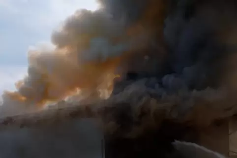 Die Feuerwehr hatte den Brand damals relativ schnell unter Kontrolle. Allerdings waren wegen zahlreicher Glutnester umfangreiche