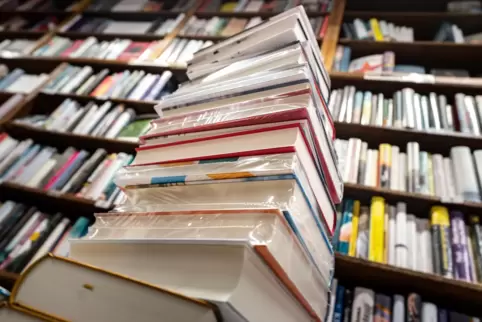 Auch das: Buchhandel bedeutet ein Berg von Arbeit. Auch das: Buchhandel bedeutet ein Berg von Arbeit.