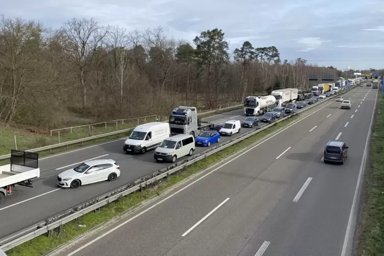 Viel Verkehr: B9 im Speyerer Nordwesten, hier bei einem Stau nach einem Unfall.