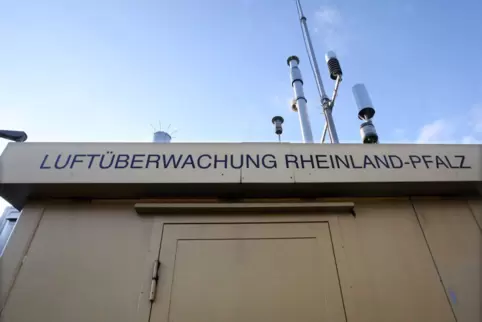 Standort in einer Biegung des Meisenwegs in Speyer-Nord: Lufmessstation des Landes.