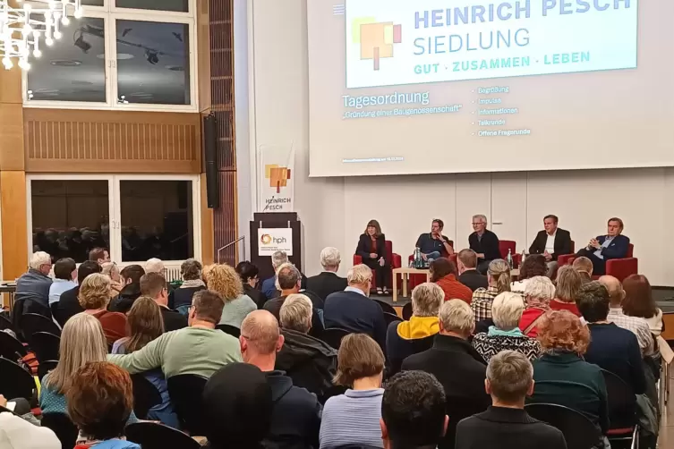 In der voll besetzten Aula des Heinrich-Pesch-Hauses informierten sich Interessenten &uuml;ber die geplante Baugenossenschaft. 