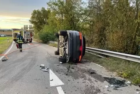 Die Polizei und Feuerwehr Speyer waren mit mehreren Einsatzfahrzeugen an der Unfallstelle an der B9 vor Ort. 