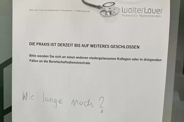 "Wie lange noch?", hat jemand unter die Mitteilung an der geschlossenen Praxist&uuml;r geschrieben. 