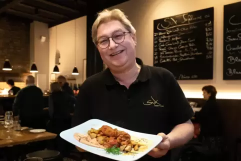 Begeisterter Gastronom: Philipp Rumpf bewirtet im „Sux“.