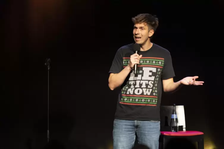Eine provokativ gesetzte &bdquo;Weihnachtsbotschaft&ldquo;: &bdquo;Let It Snow&ldquo;, steht auf Simon St&auml;bleins T-Shirt, aber auch das Wort &bdquo;tits&ldquo;.