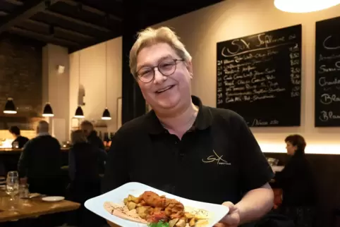Begeisterter Gastronom: Philipp Rumpf bewirtet im „Sux“.