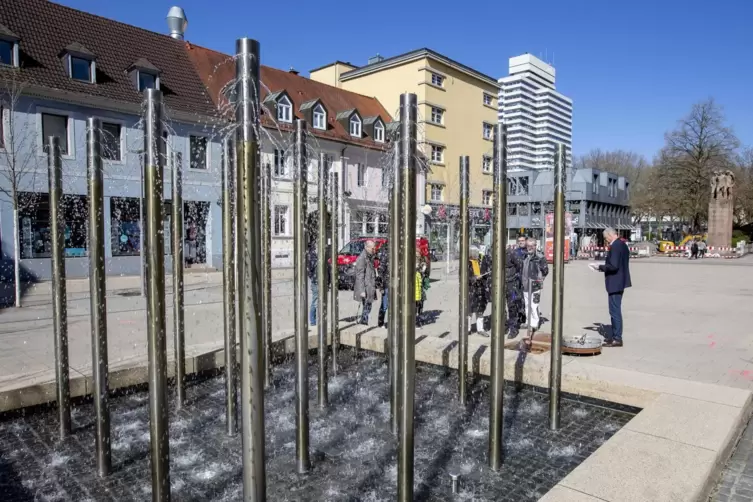 Das Wasserspiel auf dem Schillerplatz ist noch eines der k&uuml;hlenden Elemente. Ansonsten: Pflasterw&uuml;ste.