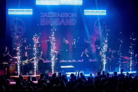 Musik und Bühenshow mit Funkenfontänen setzten bei Jazzrausch auf Überwältigung. 