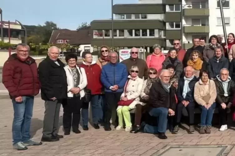Gruppenbild im Panoramaformat: In Waldmohr waren derart viele an der freundschaftlichen Begegnung mit B&uuml;rgern aus Is-sur-Tille b