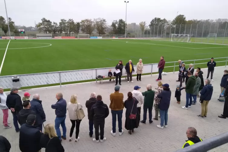 Zur Einweihung der sanierten Bezirkssportanlage haben sich viele G&auml;ste eingefunden.