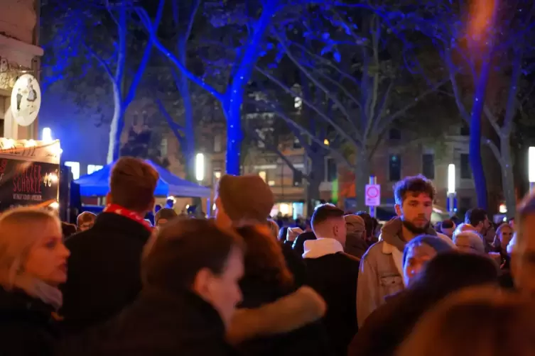 Viele Menschen aus der ganzen Region wollen die besondere Atmosph&auml;re im Kiez zwischen Hafen und City erleben. 