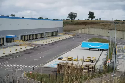 In solchen hellblauen Anhängern werden die Pakete nach Zweibrücken gebracht, neu sortiert und weitertransportiert. In solchen hellblauen Anhängern werden die Pakete nach Zweibrücken gebracht, neu sortiert und weitertransportiert.