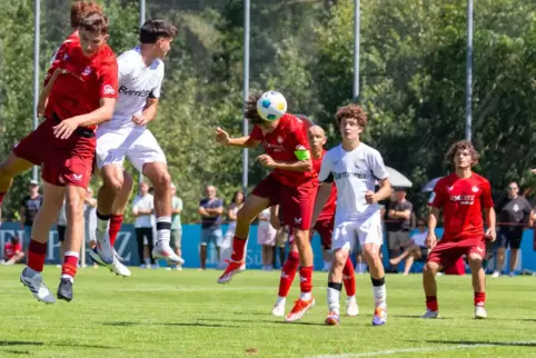 Torschütze zum 1:0: FCK-U17-Kapitän Dion Hofmeister, hier bei einem Kopfball. 