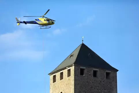 40 Mal fliegt am Montagmorgen der Hubschrauber zwischen Parkplatz und Burgfried hin und her – dann sind die Teile des für die Tu