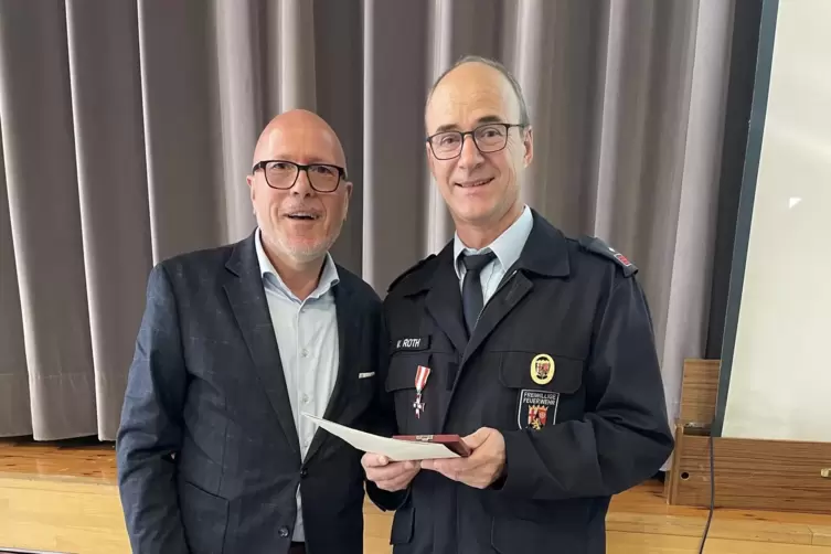 B&uuml;rgermeister Volker Po&szlig; bei der Landes-Auszeichnung von Volker Roth. 