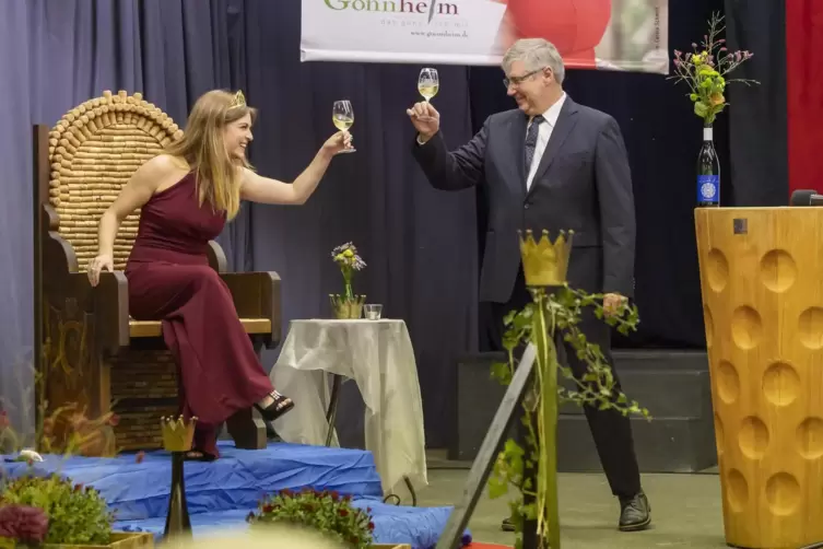 Wolfram Meinhardt (Ortsb&uuml;rgermeister) st&ouml;&szlig;t mit Charlotte auf ihren Titel an.