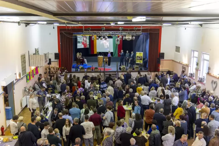 Eine prall gef&uuml;llte Festhalle zu Ehren der neuen Deutschen Weink&ouml;nigin. 