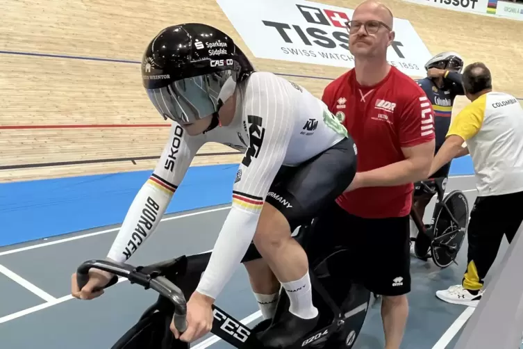 Konzentriert: Luca Spiegel kurz vor dem Start, gehalten von Bundestrainer Jan van Eijden. 