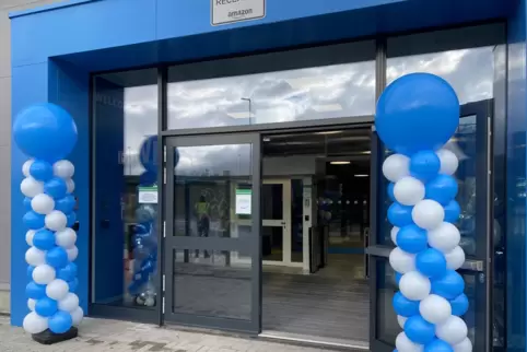 Der Eingangsbereich zur Rezeption ist zur Begrüßung der neuen Mitarbeiter mit blau-weißen Luftballons geschmückt. 