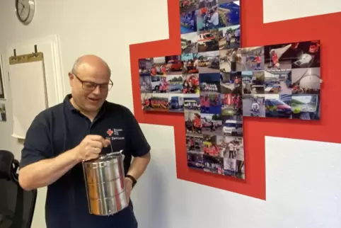 Solche „Henkelmänner“ möchten Hans Prager und das DRK bald ausgeben, damit man sich damit sein Mittagessen im „Capino“ abholen k Solche „Henkelmänner“ möchten Hans Prager und das DRK bald ausgeben, damit man sich damit sein Mittagessen im „Capino“ abholen k