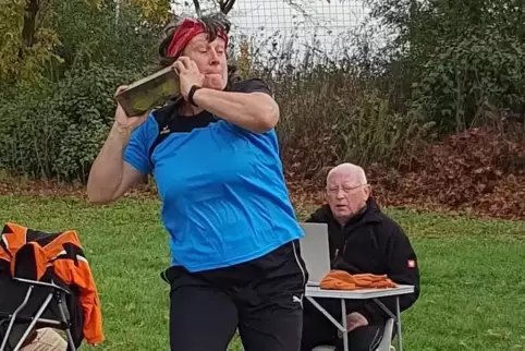 Neuer Rekord: Margret Klein-Raber vom RKS Phoenix Mutterstadt beim Steinstoßen. 