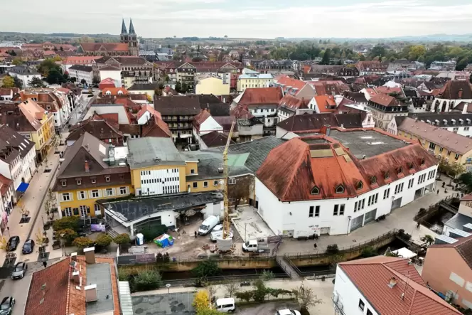 Die Universum-Baustelle aus der Luft. Neben C&A ist die Bodenplatte für das Garderobenhaus aus Holz zu erkennen. Die Universum-Baustelle aus der Luft. Neben C&A ist die Bodenplatte für das Garderobenhaus aus Holz zu erkennen.