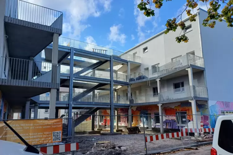 In der Mennonitenstra&szlig;e schafft die Bau AG im Auftrag der Stadt derzeit 44 sogenannte &Uuml;bergangswohnungen.