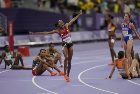 Hindernisläuferin Winfred Mutile Yavi feiert bei den Spielen in Paris ihren Olympiasieg über 3000 Meter. Die gebürtige Kenianeri