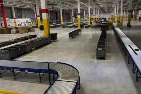Auf den Fotos sieht man, wie riesig die Halle ist – obwohl Amazon nur einen Teil nutzt. Auf den Fotos sieht man, wie riesig die Halle ist – obwohl Amazon nur einen Teil nutzt.