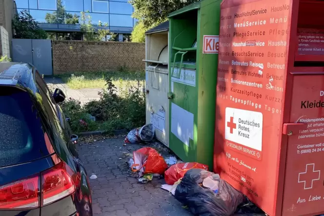 Dauerbrenner im Mängelmelder: überquellende Altkleidercontainer, hier auf dem Röntgenplatz. Dauerbrenner im Mängelmelder: überquellende Altkleidercontainer, hier auf dem Röntgenplatz.
