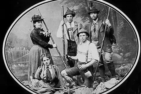 Julie Wallach mit vier ihrer zehn Kinder – Else, Moritz, Julius (kniend) und Adolf (rechts).