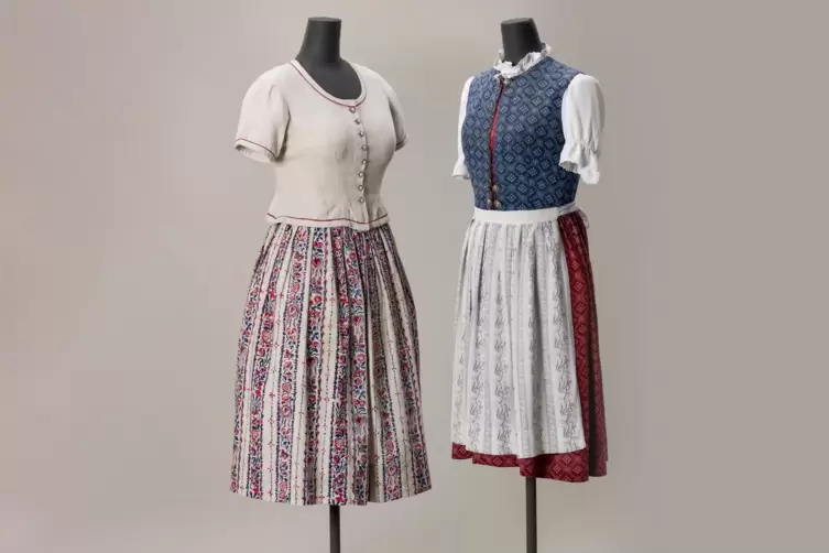 Im Jahr 1900 er&ouml;ffnete Julius Wallach sein Trachtengesch&auml;ft, sp&auml;ter stiegen seine Br&uuml;der mit ein. Die Wallachs waren jedoch kein