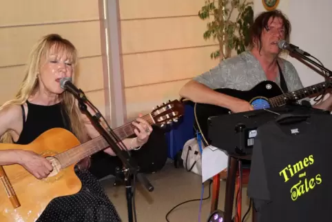 Die Band Times and Tales begann als Akustik-Duo in der Besetzung Bernadette Becker und Gerhard Lang. Aktuell arbeitet das Tandem