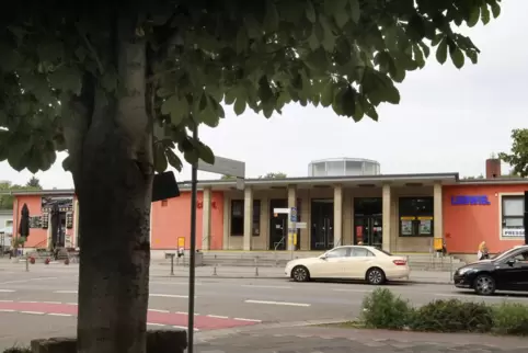 Soll so nicht bleiben: Vorplatz des Speyerer Hauptbahnhofs.